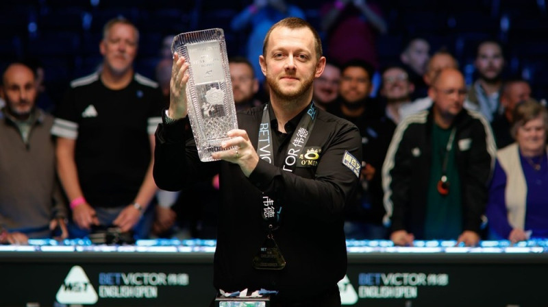 Marks Alens ar "English Open" trofeju. Foto: WST.