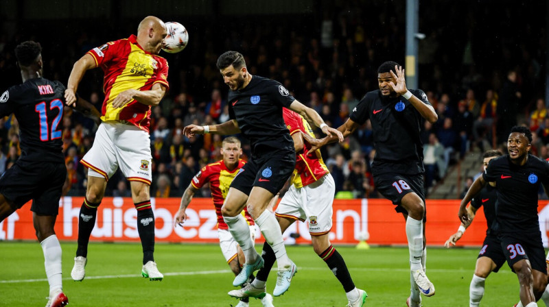 Mirklis Deventeras "Go Ahead Eagles" un Bukarestes FCSB cīņā Eiropas līgas pamatturnīrā. Foto: Vincent Jannink/EPA/Scanpix