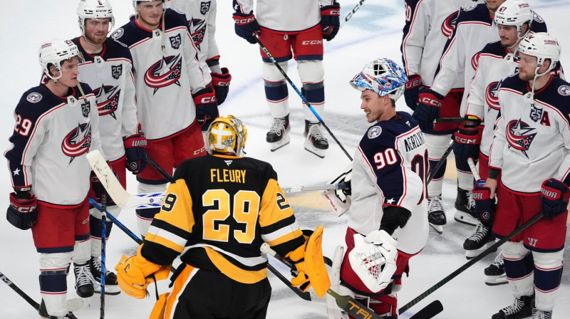 Elvis Merzļikins un Kolumbusas "Blue Jackets" hokejisti godina Marku-Andrē Flerī. Foto: Gene J. Puskar/AP/Scanpix