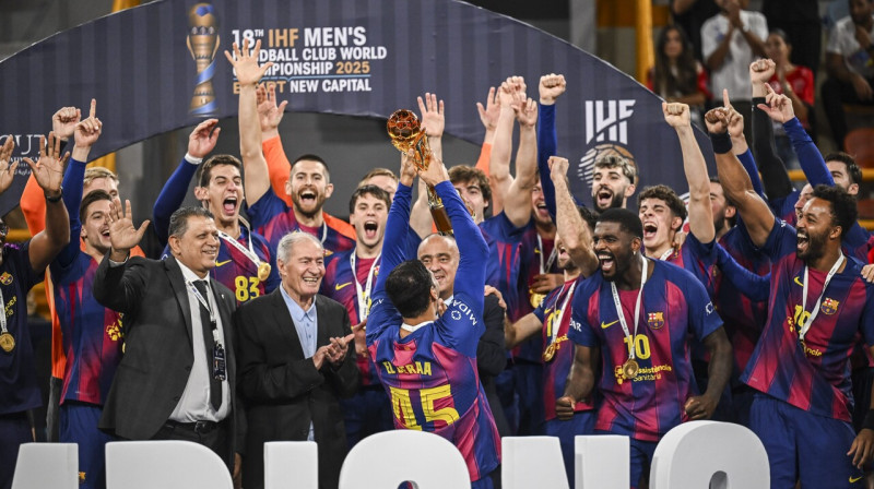 Barselonas kluba handbolisti pēc triumfa Klubu pasaules meistarsacīkstēs. Foto: Mohamed Hossam/EPA/Scanpix