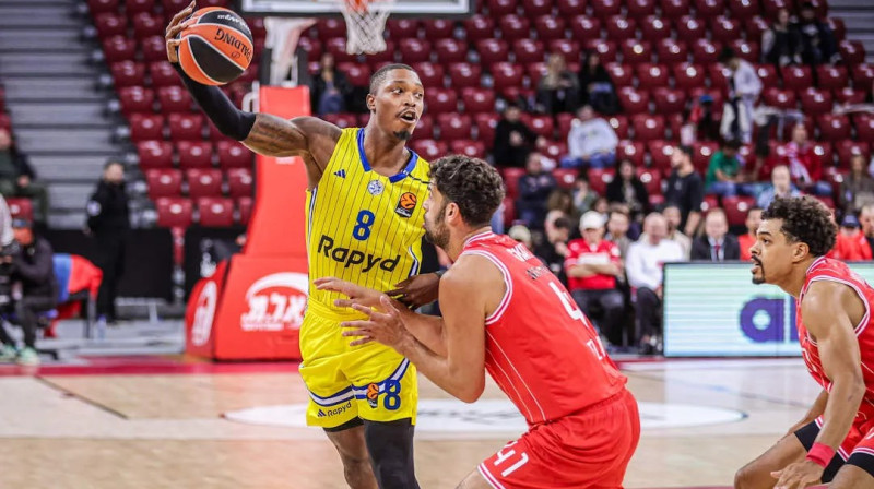 Telavivas "Maccabi" aizsargs Lonijs Vokers ar bumbu. Foto: EuroLeague Basketball
