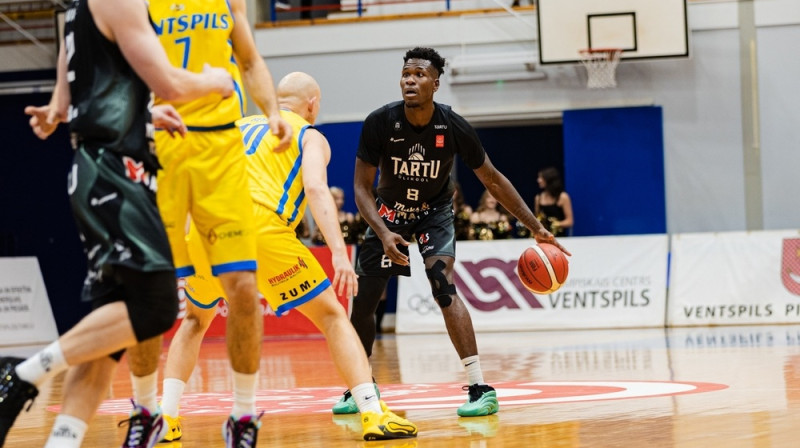 Malkolms Bernards pret Robertu Bērzi. Foto: Dāvis Lejasmeiers/BK Ventspils