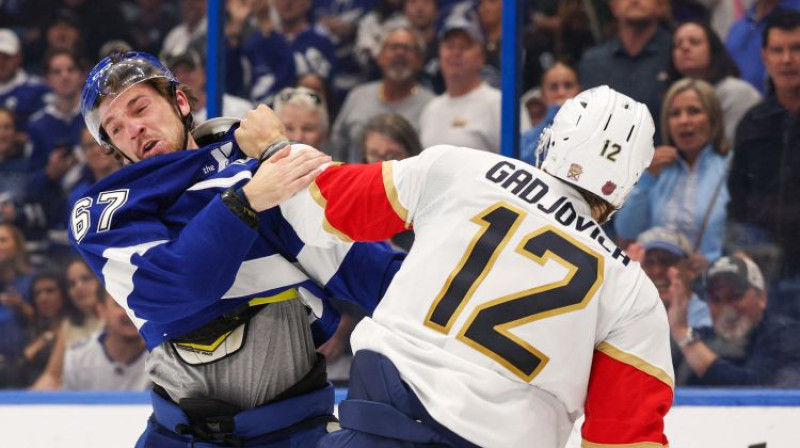 Džona Gadžovičs pret Deklanu Kārlailu. Foto: Imagn Images/Scanpix
