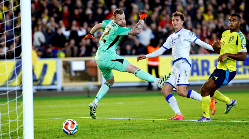 Kosovietis Fisniks Aslani raida bumbu Zviedrijas valstsvienības vārtos. Foto: Adam Ihse/Reuters/Scanpix
