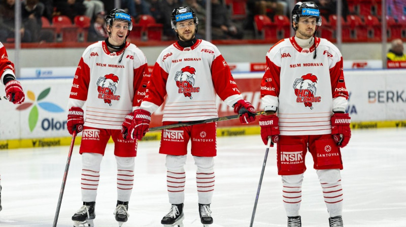 Renārs Krastenbergs starp komandas biedriem. Foto: Michal Struž/HC Olomouc