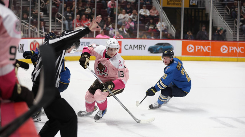 Ēriks Mateiko (Nr. 13) spēlē pret Springfīldas "Thunderbirds". Foto: Hershey Bears