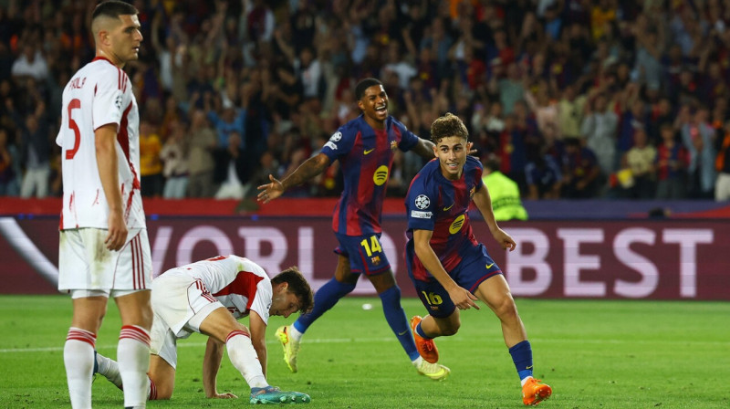 Barselonietis Fermins Lopess pēc vārtu guvuma pret Pirejas "Olympiacos". Foto: Albert Gea/Reuters/Scanpix