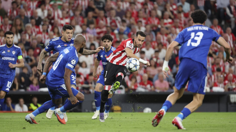 Bilbao "Athletic" futbolists Alekss Berengers sit cīņā pret Azerbaidžānas "Qarabağ". Luis Tejido/EPA/Scanpix