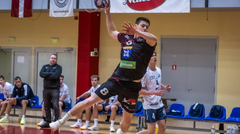 Uzbrukuma smailē dobelnieks Kristers Suharevs. Foto: Zigismunds Zālmanis/ZRHK Tenax Dobele