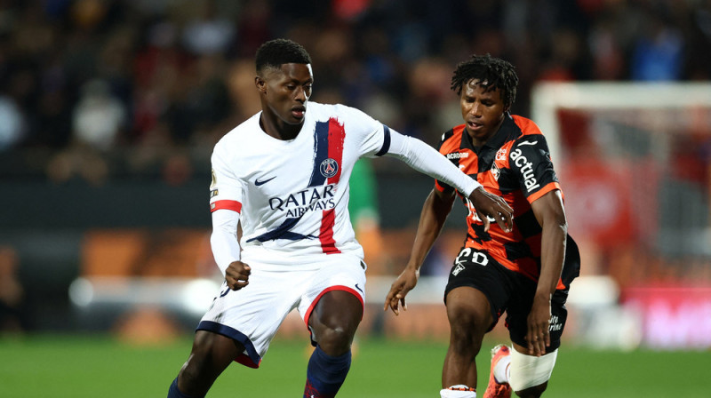 PSG aizsargs Nunu Mendešs un "Lorient" pussargs Karims Dermans. Foto: REUTERS/Stephane Mahe/Scanpix