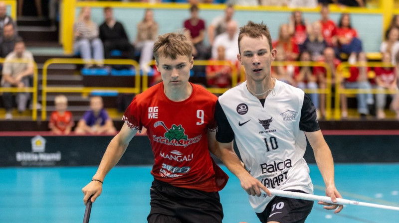 Lielvārdietis Aleksis Saļkovs (#9) un valmierietis Oskars Kuzins (#10). Foto: Anita Stukāne, LFS