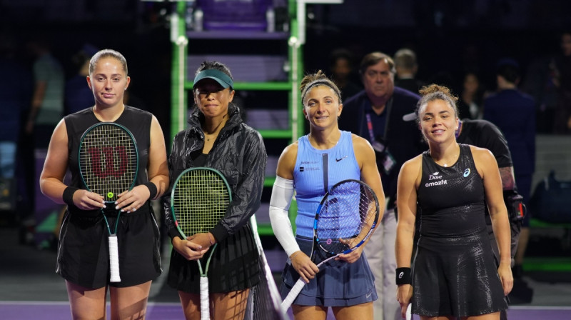 Aļona Ostapenko, Suvei Šei, Džasmīna Paolīni, Sāra Erani. Foto: WTA Finals Riyadh