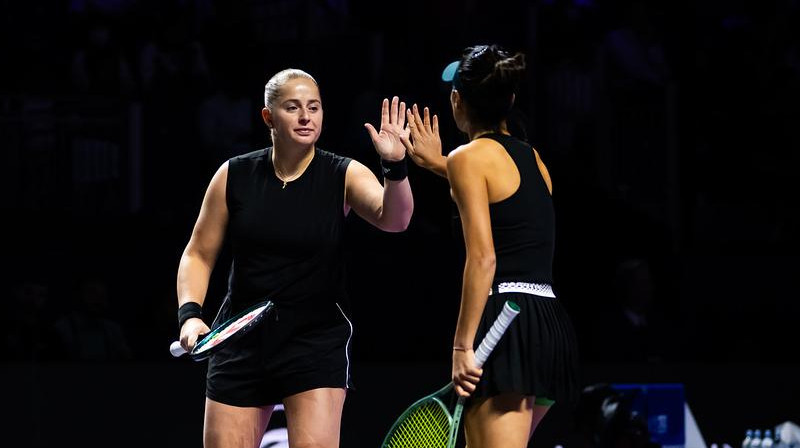 Aļona Ostapenko un Suvei Šei. Foto: Jimmie48 / WTA
