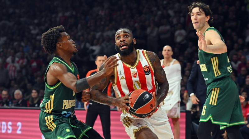 Belgradas "Crvena zvezda" aizsargs Kodijs Millers-Makintairs uzbrukumā spēlē pret Atēnu "Panathinaikos". Foto: Marko Metlas/MN Press Photo/Scanpix