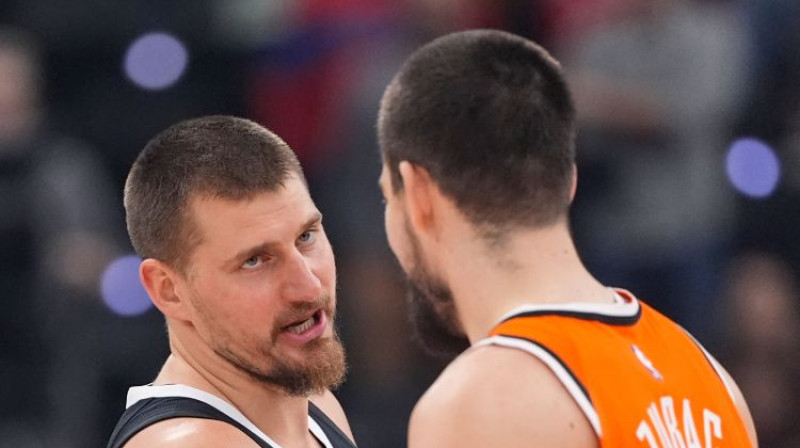 Nikola Jokičs pret Ivicu Zubacu. Foto: AP/Scanpix