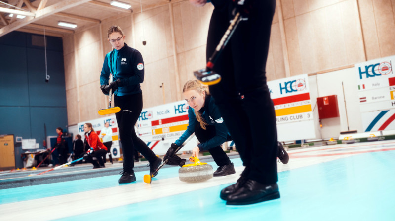 No kreisās: Rēzija Ieviņa, Katrīna Gaidule
Foto: Nordic Curling Tour / Morten Svendsen