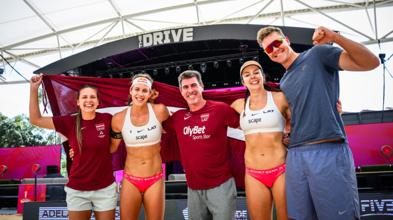 Elizabete Gapone (fizioterapeite), Tīna Graudiņa, Daniels Rodrigess-Vuds (galvenais treneris), Anastasija Samoilova, Mihails Samoilovs (galv. trenera asistents). Foto: volleyballworld.com