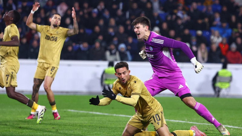 Strasbūras kluba 20 gadīgais beļģu vārtsargs Maiks Penderss pēc Londonas "Crystal Palace" futbolista neizmantotas iespējas. Foto: Antonin Utz/AP/Scanpix