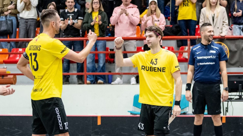 Kocēnu florbolisti Ingars Matisons (#13) un Matīss Celms (#43). Foto: Jānis Lārmanis