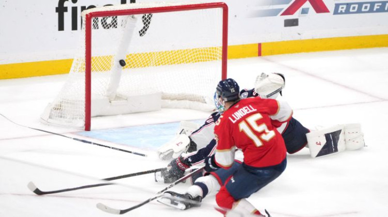 Antons Lundells izrauj pagarinājumu. Foto: Imagn Images/Scanpix