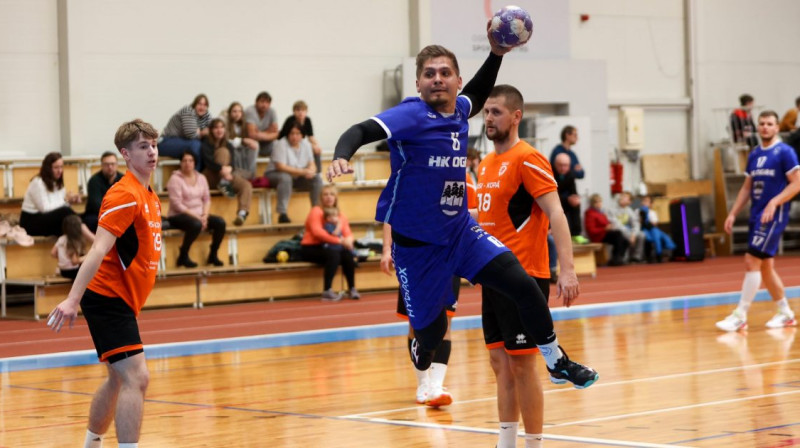 Vaiņodnieku vārtiem uzbrūk ogrēnietis Uvis Strazdiņš. Foto: Ritvars Raits