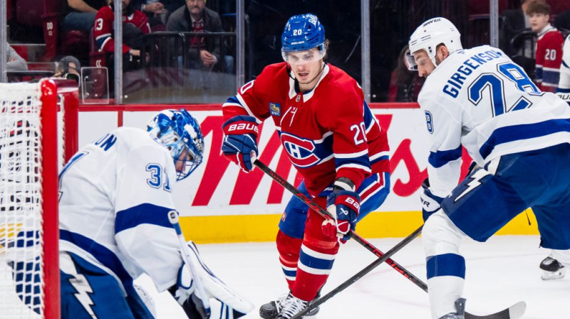 Zemgus Girgensons pie saviem vārtiem. Foto. AP. Scanpix