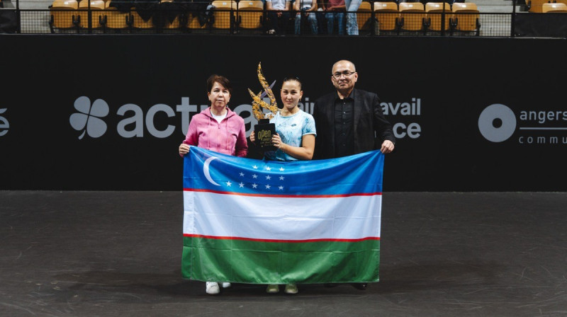 Kamilla Rahimova (centrā). Foto: tennis.uz