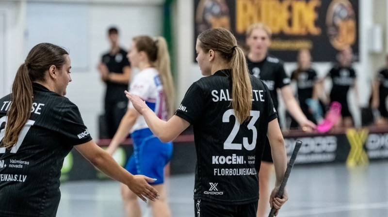 "Rubenes" florbolistes Emīlija Salaciete (#23) un Danute Tinkuse (#27). Foto: Jānis Lārmanis, LFS