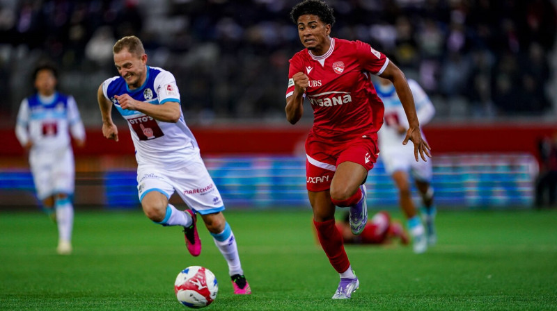 Andrejs Cigaņiks steidz aizsardzībā. Foto: Daniela Porcelli/Steinsiek.ch/Scanpix