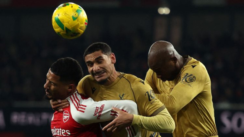 Maksanss Lakruā (vidū) cīņā par bumbu. Foto: AFP/Scanpix