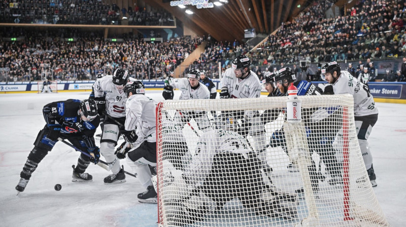 Cīņa pie vārtiem Fribūras un Prāgas "Spartas" duelī. Foto: Melanie Duchene/EPA/Scanpix