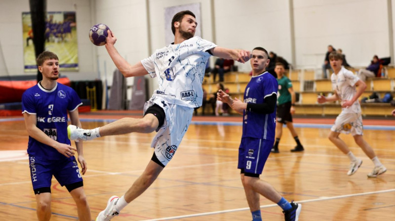 Uzbrukumā Ludzas handbolists Guntars Lipskis. Foto: Ritvars Raits