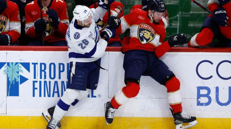 Zemgus Girgensons pret Uvi Balinski Foto: AN/Scanpix