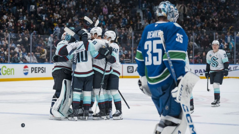 Tačers Demko noskatās "Kraken" hokejistu svinības Foto: RC/Scanpix