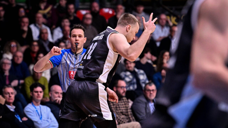 Artūrs Strautiņš pēc trāpīta tālmetiena. Foto: Derthona Basket