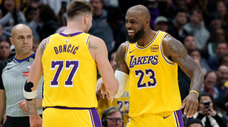 Luka Dončičs un Lebrons Džeimss. Foto: AP/Scanpix