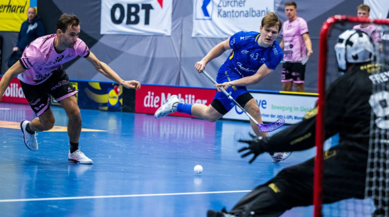 Andris Rajeckis (#32) pret Markusu Dumpi (#43), foto: Andi Suter, Kloten-Dietlikon Jets