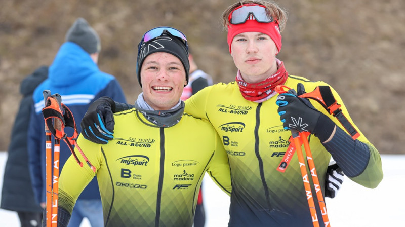 Komandu sprinta uzvarētāji vīriešiem Lauris Kaparkalējs (no kreisās) un Silvestrs Švauksts. Foto: A.Veckalniņš/Ski.lv