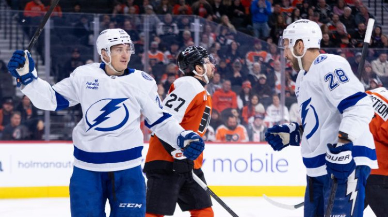 Pontuss Holmberjs un Zemgus Girgensons. Foto: AP/Scanpix