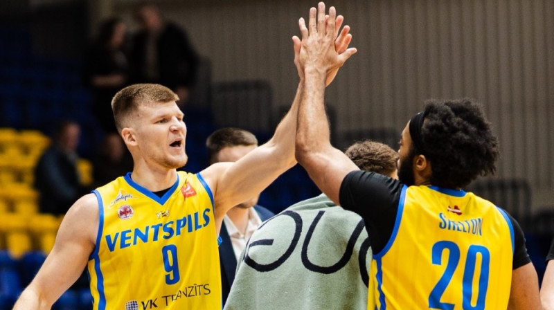 Amands Urkis un Kamerons Šeltons. Foto: Dāvis Lejasmeiers/BK Ventspils