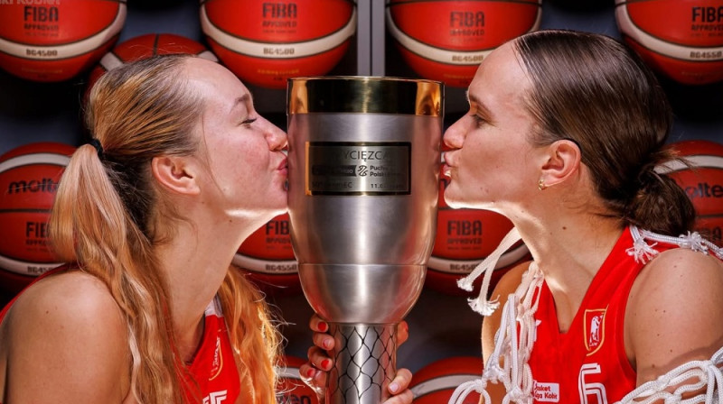 Polijas kausa ieguvējas Digna Strautmane un Ketija Vihmane. Foto: Basket Liga Kobiet