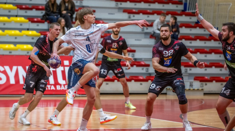 Dobelnieku vārtiem uzbrūk ludzānietis Einārs Borisovs. Foto: Zigismunds Zālmanis / ZRHK Tenax Dobele