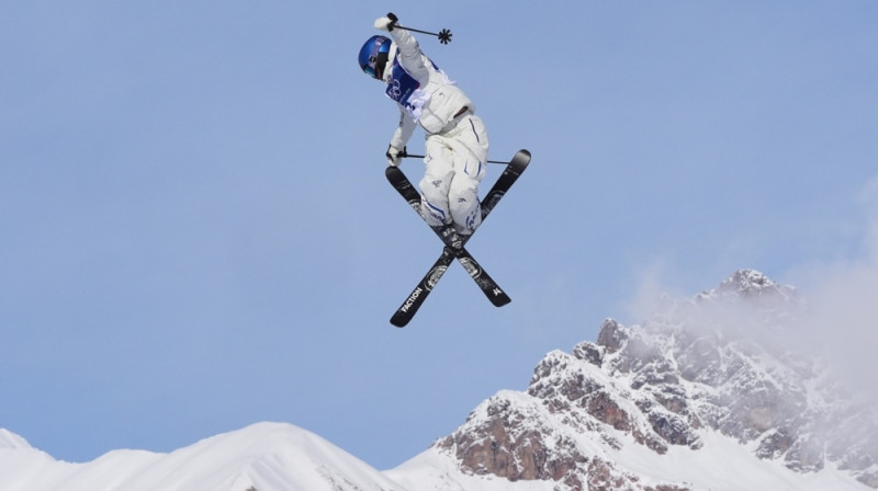 Eilīna Gu treniņā Milānas olimpiskajās spēlēs. Foto: AP/Scanpix