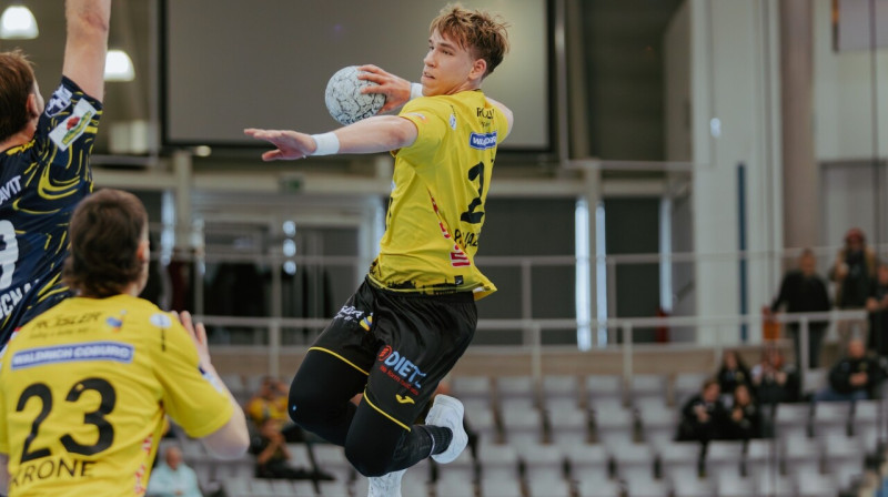 Jānis Pāvels Valkovskis uzbrukumā. Foto: Kevin Dengel/HSC Coburg 2000