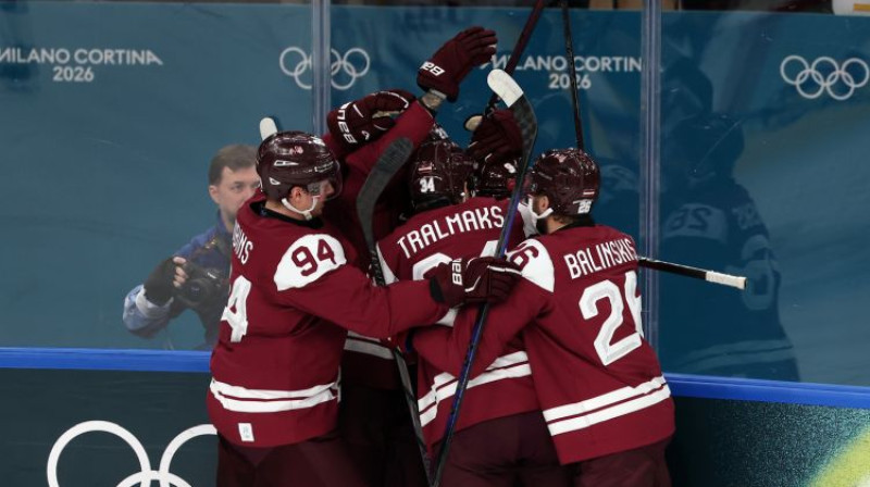 Uvis Balinskis ar komandas biedriem. Foto: Romāns Kokšarovs/LOK