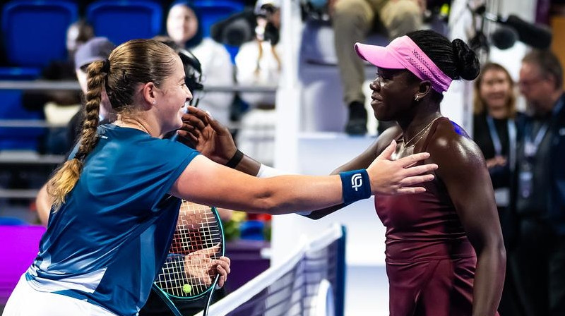 Aļona Ostapenko un Viktorija Mboko. Foto: Jimmie48 / WTA