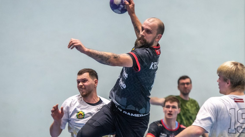 Uzbrukumā dobelnieks Nils Kreicbergs. Foto: Zigismunds Zālmanis / ZRHK Tenax Dobele