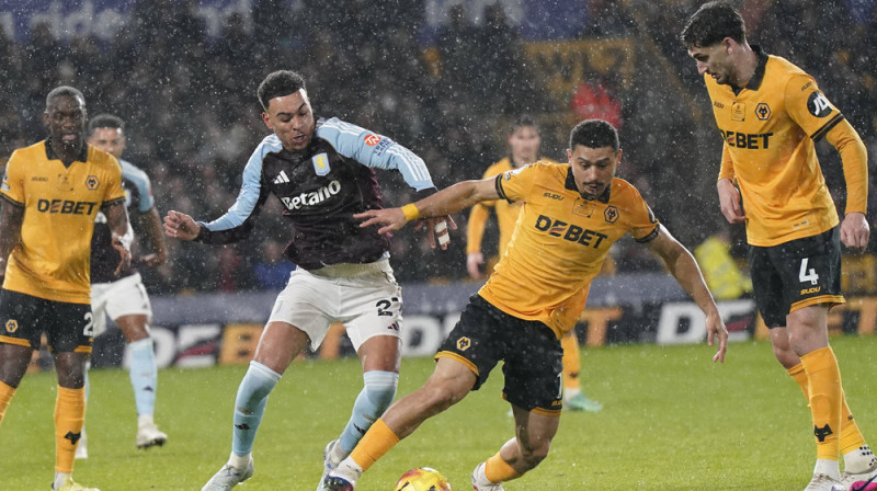 Vulverhemptonas "Wolves" futbolisti cenšas apturēt Morganu Rodžersu. Foto: Andrew Yates / Sportimage/Scanpix