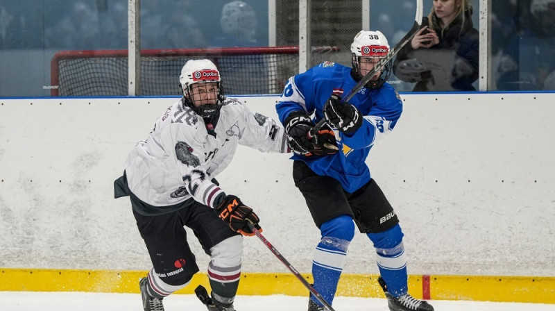 "Liepājas HK" aizsargs Miks Kravinskis un "Rīgas HS" aizsargs Aleksejs Danovskis. Foto: Liepājas hokeja komanda