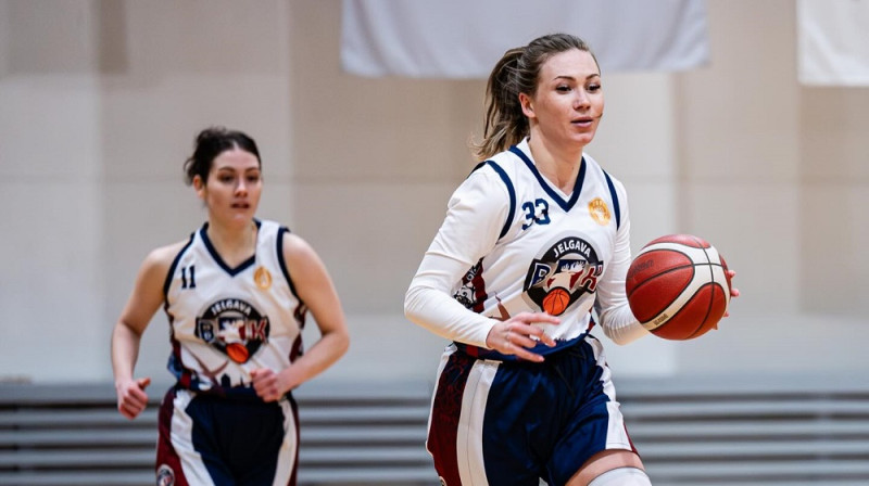 Ivanda Hudjakova (#33) un Kitija Dzilniņa (#11). Foto: LSBL